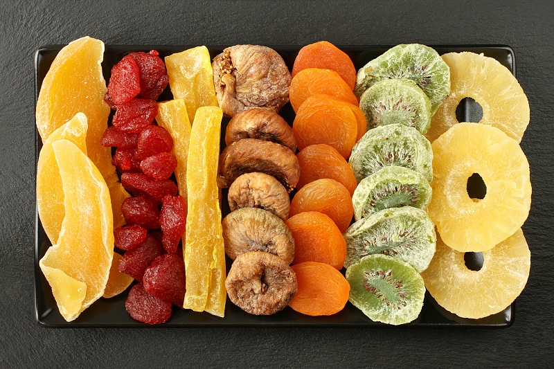 千庫(kù)網(wǎng)_芒果、木瓜、獼猴桃、菠蘿、干草莓、無(wú)花果、杏子等水果, 躺在黑色石頭表面的黑色陶瓷板上。宏觀_攝影圖編號(hào)20106491